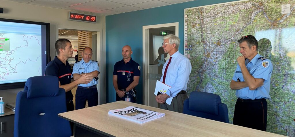 Visite du préfet de la Drôme, Thierry DEVIMEUX au plateau CTA-CODIS dans le cadre de la préparation opérationnelle conjointe préfecture / SDIS de la Drôme. Nous sommes dans l’anticipation des procédures en cas de crise.